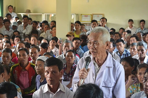 Nhiều người nhận có đánh 2 kẻ nghi trộm chó. Ảnh: Quang Hà trom-cho-9168-1396116216.jpg