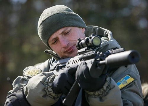 Người lính Ukraine kiểm tra vũ khí trong cuộc tập trận.