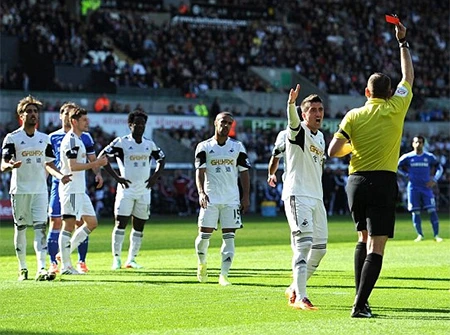 Chiếc thẻ đỏ của Chico khiến Swansea gặp khó khăn