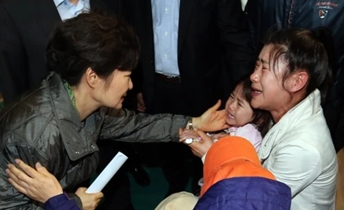 Bé 5 tuổi lạc cả gia đình trong vụ chìm phà Sewol ảnh 1 be-kwon-3241-1397746293.jpg