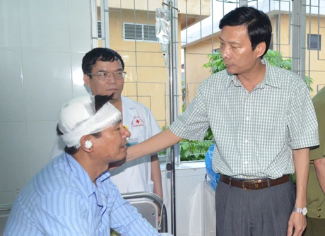 Ông Nguyễn Văn Đọc, Chủ tịch UBND tỉnh Quảng Ninh thăm hỏi, động viên chiến sỹ bị thương đang điều trị tại Bệnh viện Đa khoa huyện Hải Hà. Đồng chí Nguyễn Văn Đọc, Chủ tịch UBND tỉnh thăm hỏi, động viên chiến sỹ bị thương đang điều trị tại Bệnh viên Đa khoa huyện Hải Hà.