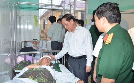 Ông Đỗ Thông, Phó Chủ tịch Thường trực UBND tỉnh Quảng Ninh thăm hỏi, động viên chiến sỹ bị thương trong khi làm nhiệm vụ. Đồng chí Đỗ Thông, Phó Chủ tịch Thường trưc UBND tỉnh thăm hỏi, động viên chiến sỹ bị thương trong khi làm nhiệm vụ