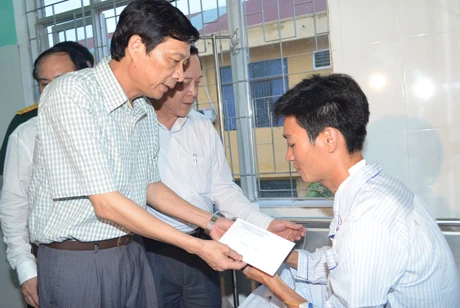 Ông Nguyễn Văn Đọc, Chủ tịch UBND tỉnh Quảng Ninh thăm hỏi, động viên chiến sỹ bị thương đang điều trị tại Bệnh viện Đa khoa huyện Hải Hà. Đồng chí Nguyễn Văn Đọc, Chủ tịch UBND tỉnh thăm hỏi, động viên chiến sỹ bị thương đang điều trị tại Bệnh viên Đa khoa huyện Hải Hà.