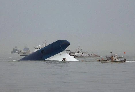 Chiếc phà Sewol đã gần chìm hẳn.