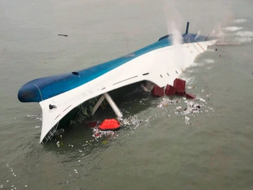 Công bố thông điệp cuối cùng của phà Sewol ảnh 1 Phà Sewol chìm dần ngoài khơi đảo Jindo, tây nam Hàn Quốc hôm 16/4. Ảnh: Reuters