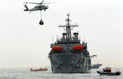 Một lính hải quân chết khi cứu hộ phà Sewol ảnh 1 Lực lượng tuần duyên và hải quân Hàn Quốc hôm 18/4 tham gia tìm kiếm nạn nhân mất tích trên phà Sewol ngoài khơi tây nam Hàn Quốc. Ảnh:
