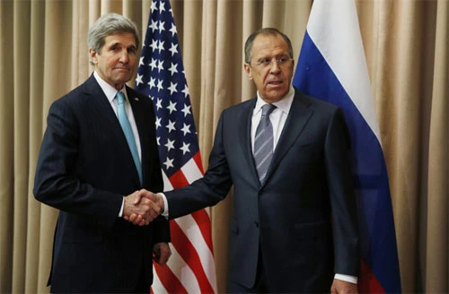 Ngoại trượng Mỹ John Kerry và người đồng cấp Nga Sergei Lavrov tại cuộc họp bốn bên tổ chức tại Geneva hôm 18/4.Ảnh: AFP. 000-Par7856972-7658-1397787265-5706-1398