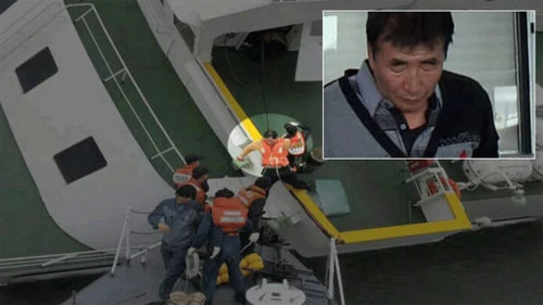 Thuyền trưởng Lee Jun-seok rời bỏ phà Sewol đang chìm, bỏ mặc mạng sống của hàng trăm hành khách khác. Ảnh: Sky News captain-composite-1-522x293-4318-1398314