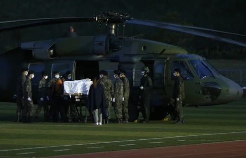 Thi thể nạn nhân phà chìm bị bàn giao nhầm ảnh 1 sewol-8413-1398392188.jpg