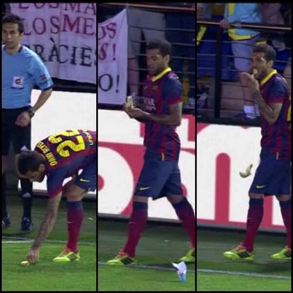 Bị ném chuối, Dani Alves thản nhiên nhặt lên ăn ngon lành ảnh 1 Bị ném chuối, Dani Alves thản nhiên nhặt lên ăn ngon lành ảnh 1