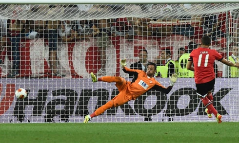 Sevilla vô địch Europa League sau loạt luân lưu nghẹt thở ảnh 2 Beto-6901-1400106865.jpg