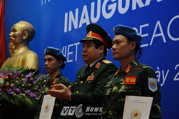 Bộ trưởng Quốc phòng, Đại tướng Phùng Quang Thanh trao mũ nồi xanh và quyết định công tác cho 2 sĩ quan - Ảnh: Tùng Đinh Hai sĩ quan quân đội Việt Nam nhận nhiệm vụ gìn giữ hòa bình <a href='https://plo.vn/quoc-te/' title='quốc tế'>quốc tế</a>