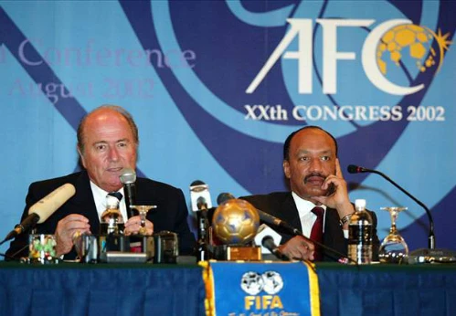 Ông Sepp Blatter (trái) và ông Mohamed bin Hammam. 126471-heroa-7698-1401650232.jpg