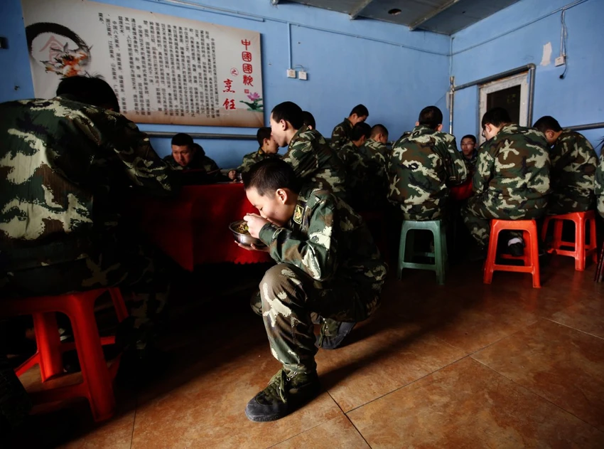 Các học viên thay nhau nấu ăn cho cả nhóm. Các học viên thay nhau nấu ăn cho cả nhóm.