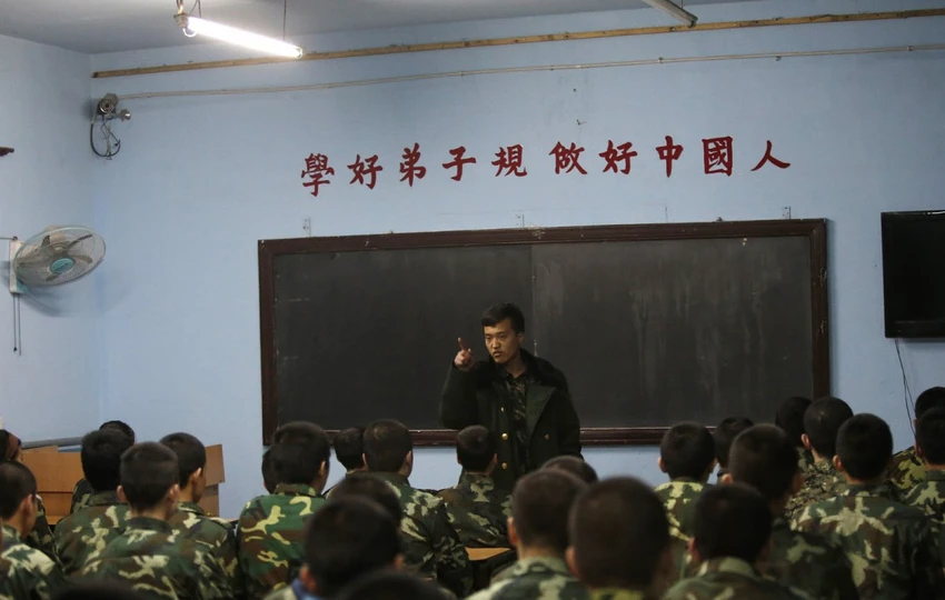 Những khóa học đạo đức cũng được giảng dạy bởi các cựu quân nhân. Những khóa học đạo đức cũng được giảng dạy bởi các cựu quân nhân.