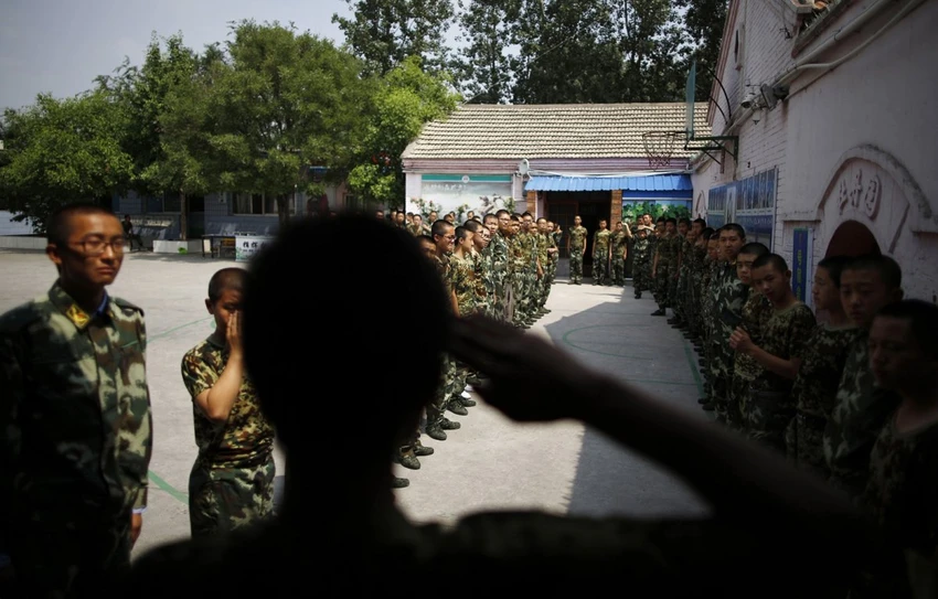 Một học viên đã kết thúc khóa học 6 tháng tại Qide và chào tạm biệt bạn cùng lớp trước khi về nhà. Một học viên đã kết thúc khóa học 6 tháng tại Qide và chào tạm biệt bạn cùng lớp trước khi về nhà.