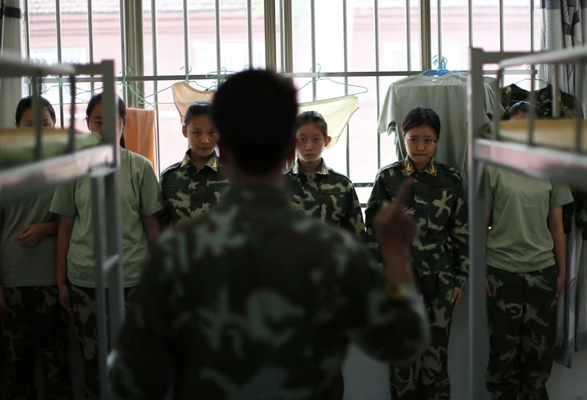 Một huấn luyện viên đang giảng về sự quan trọng của ký luật. Một huấn luyện viên đang giảng về sự quan trọng của ký luật.