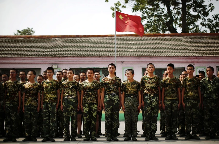Các trung tâm điều trị như Qide sử dụng chiến thuật quân đội để rèn luyện kỷ luật cho thanh thiếu niên nghiện Internet. Các trung tâm điều trị như Qide sử dụng chiến thuật quân đội để rèn luyện kỷ luật cho thanh thiếu niên nghiện Internet.