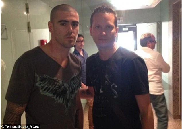 Ế khách, Victor Valdes lặn lội đến Monaco chào hàng ảnh 1
