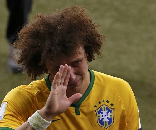 David Luiz rời sân với đôi mắt đỏ hoe và hai dòng nước mắt nghẹn ngào. Ảnh: Reuters. Luiz-2-7422-1404870182.jpg