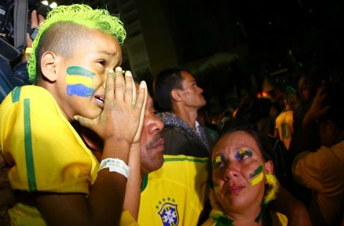 CĐV Brazil chìm trong thất vọng khi đội nhà thua đậm Đức tại bán kết World Cup 2014. anh1-7949-1404966322.jpg