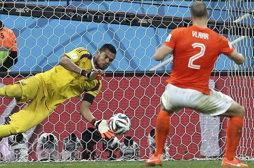 Vlaar thực hiện hỏng quả sút đầu tiên, góp phần khiến Hà Lan thất bại trong loạt cân não. Ảnh: EPA. anh-1-6324-1404959476.jpg
