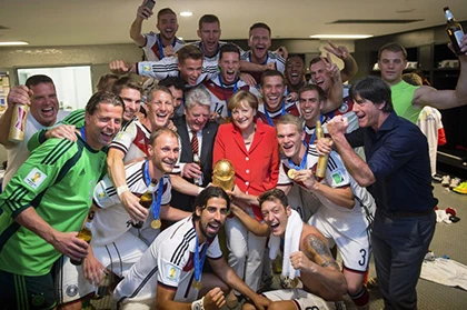 Thủ tướng Merkel vào phòng thay đồ chúc mừng ĐT Đức ảnh 1 Thủ tướng Merkel vào phòng thay đồ chúc mừng ĐT Đức ảnh 1