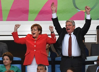 Thủ tướng Merkel vào phòng thay đồ chúc mừng ĐT Đức ảnh 4 Thủ tướng Merkel vào phòng thay đồ chúc mừng ĐT Đức ảnh 4