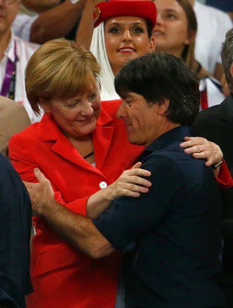 Thủ tướng Merkel vào phòng thay đồ chúc mừng ĐT Đức ảnh 6 Thủ tướng Merkel vào phòng thay đồ chúc mừng ĐT Đức ảnh 6