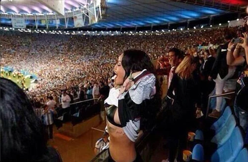 Rihanna cởi đồ mừng bàn thắng của tuyển Đức ảnh 1 a2-6991-1405305657.jpg