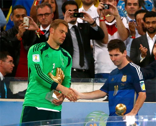 Thủ thành Neuer (trái) là một trong những người xứng đáng được tôn vinh hơn Messi. Ảnh: Reuters. anh-2-8450-1405410470.jpg