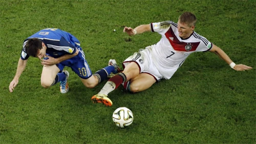 Schweinsteiger (phải) trong một pha tranh chấp với Messi. Ảnh: Reuters. anh-1-6098-1405410471.jpg