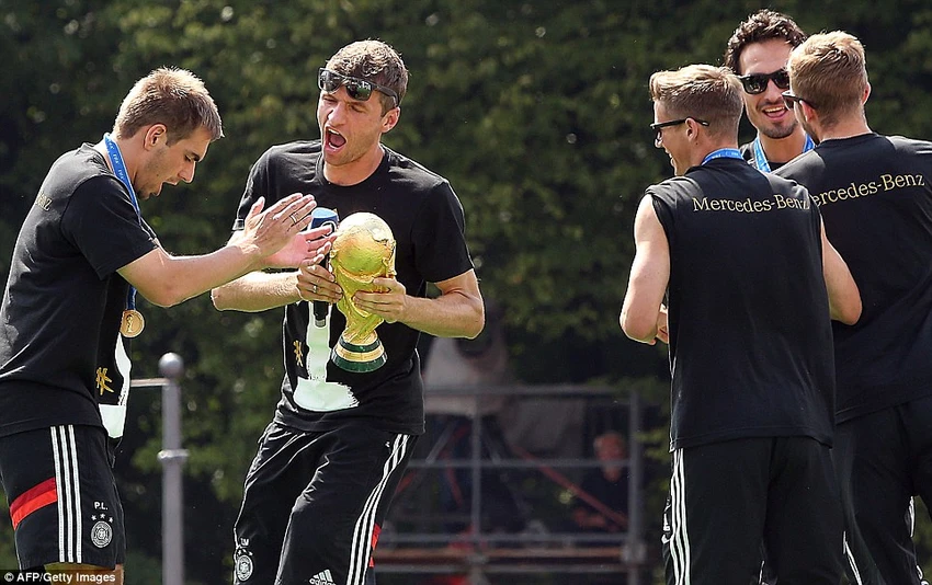 Lahm và Muller quậy tưng bừng trong lễ mừng công.