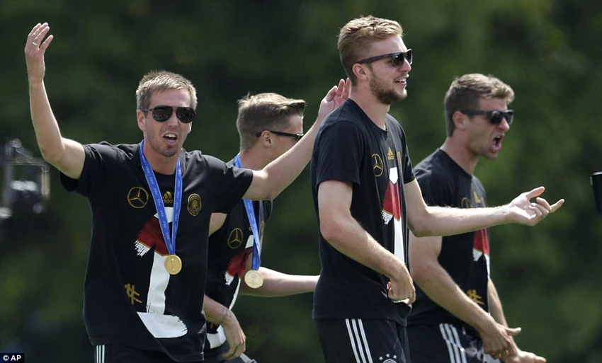 Lahm và Muller quậy tưng bừng trong lễ mừng công.