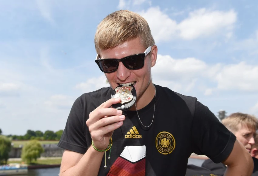 Kroos “khoe” tấm huy chương vừa giành được tại World Cup 2014