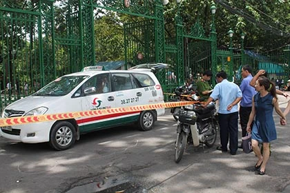 Tài xế taxi đâm chết lái xe ôm ngay cổng Thảo Cầm Viên Sài Gòn ảnh 1 Tài xế taxi đâm chết lái xe ôm ngay cổng Thảo Cầm Viên Sài Gòn ảnh 1