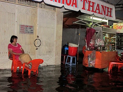 Mưa giông lớn khiến TP.HCM ngập trên diện rộng ảnh 1