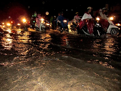 Mưa giông lớn khiến TP.HCM ngập trên diện rộng ảnh 2 Mưa giông lớn khiến TP.HCM ngập trên diện rộng ảnh 2