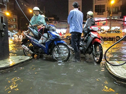 Mưa giông lớn khiến TP.HCM ngập trên diện rộng ảnh 6 Mưa giông lớn khiến TP.HCM ngập trên diện rộng ảnh 6