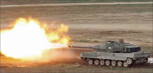 Thiết kế và trang bị của xe tăng Leopard-2 rất phù hợp với điều kiện địa hình tại châu Âu theo học thuyết quân sự của phương Tây. Phiên bản mới nhất của dòng xe tăng Leopard-2 - Leopard-2A7. Phiên bản Leopars-2SG được "nhiệt đới hóa" phù hợp với điều kiện hoạt động của quân đội Singapore. Thiết kế và trang bị của xe tăng Leopard-2 rất phù hợp với điều kiện địa hình tại châu Âu theo học thuyết quân sự của phương Tây. Phiên bản mới nhất của dòng xe tăng Leopard-2 - Leopard-2A7. Phiên bản Leopars-2SG được "nhiệt đới hóa" phù hợp với điều kiện hoạt động của quân đội Singapore.