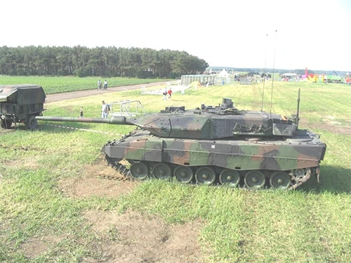 Thiết kế và trang bị của xe tăng Leopard-2 rất phù hợp với điều kiện địa hình tại châu Âu theo học thuyết quân sự của phương Tây. Phiên bản mới nhất của dòng xe tăng Leopard-2 - Leopard-2A7. Phiên bản Leopars-2SG được "nhiệt đới hóa" phù hợp với điều kiện hoạt động của quân đội Singapore. Thiết kế và trang bị của xe tăng Leopard-2 rất phù hợp với điều kiện địa hình tại châu Âu theo học thuyết quân sự của phương Tây. Phiên bản mới nhất của dòng xe tăng Leopard-2 - Leopard-2A7. Phiên bản Leopars-2SG được "nhiệt đới hóa" phù hợp với điều kiện hoạt động của quân đội Singapore.