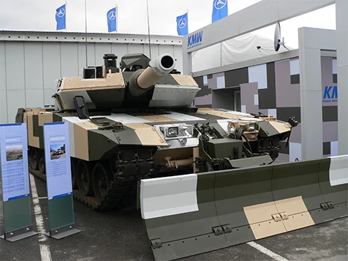 Thiết kế và trang bị của xe tăng Leopard-2 rất phù hợp với điều kiện địa hình tại châu Âu theo học thuyết quân sự của phương Tây. Phiên bản mới nhất của dòng xe tăng Leopard-2 - Leopard-2A7. Phiên bản Leopars-2SG được "nhiệt đới hóa" phù hợp với điều kiện hoạt động của quân đội Singapore. Thiết kế và trang bị của xe tăng Leopard-2 rất phù hợp với điều kiện địa hình tại châu Âu theo học thuyết quân sự của phương Tây. Phiên bản mới nhất của dòng xe tăng Leopard-2 - Leopard-2A7. Phiên bản Leopars-2SG được "nhiệt đới hóa" phù hợp với điều kiện hoạt động của quân đội Singapore.