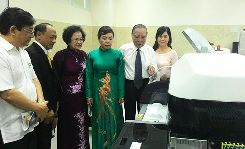 Bộ trưởng Y tế Nguyễn Thị Kim Tiến và nguyên Thủ tướng Phan Văn Khải thăm khu khám xét nghiệm của Bệnh viện Xuyên Á. Ảnh: Thiên Chương. 10643352-795976137092223-89439-8917-5862