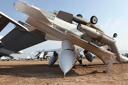 Chiến đấu cơ hiện đại F-16 của Mỹ bị gió thổi bay ảnh 1