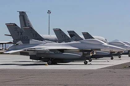 Chiến đấu cơ hiện đại F-16 của Mỹ bị gió thổi bay ảnh 2 Chiến đấu cơ hiện đại F-16 của Mỹ bị gió thổi bay ảnh 2