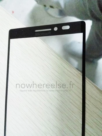 Hình ảnh linh kiện mặt trước được in logo của Microsoft, thay cho Nokia như trước đây