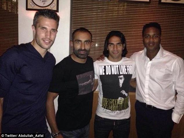 Van Persie mời Falcao ăn đêm mừng đại thắng ảnh 1