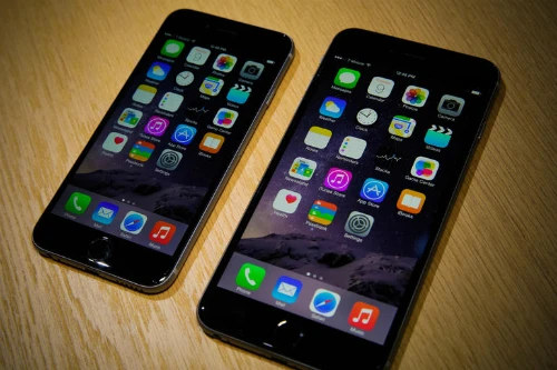 Đáp ứng người dùng, Apple bắt đầu chạy theo xu hướng màn hình to. Đáp ứng người dùng, Apple bắt đầu chạy theo xu hướng màn hình to.