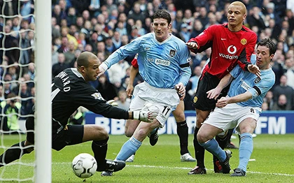 10 thất bại 'nhục nhã' nhất của M.U trong lịch sử Premier League ảnh 9