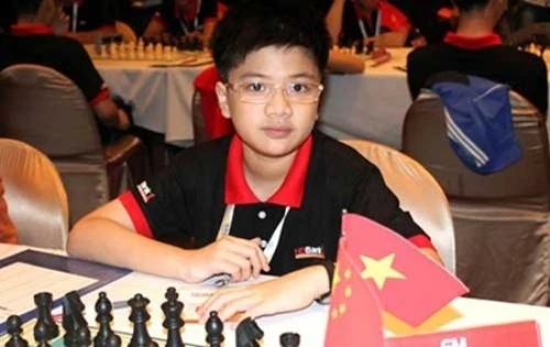 Tận dụng cú sảy chân của đối thủ, Anh Khôi lên ngôi vô địch U12 thế giới 2014. Ảnh: Vietnamchess. 1-36-5244-1412008056.jpg